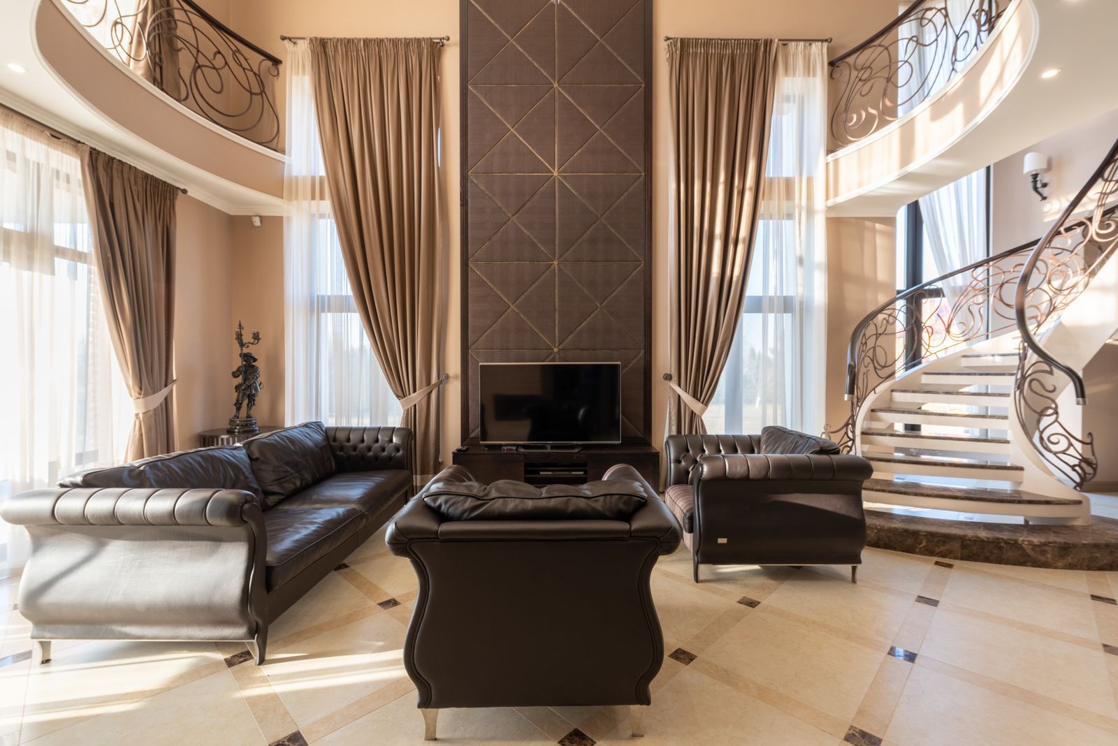 Sunlit sitting room with leather sofas in a Paradise Valley home